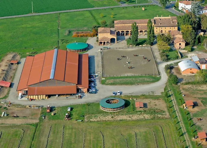 Agriturismo Corte Ghiara مزرعة للإقامة *