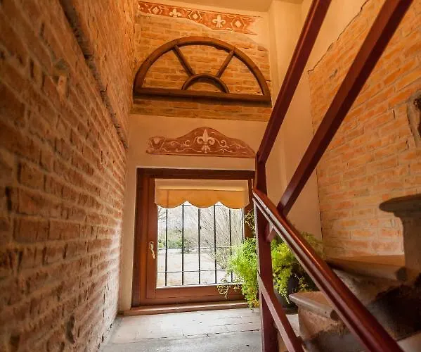 مزرعة للإقامة Agriturismo Corte Ghiara *
